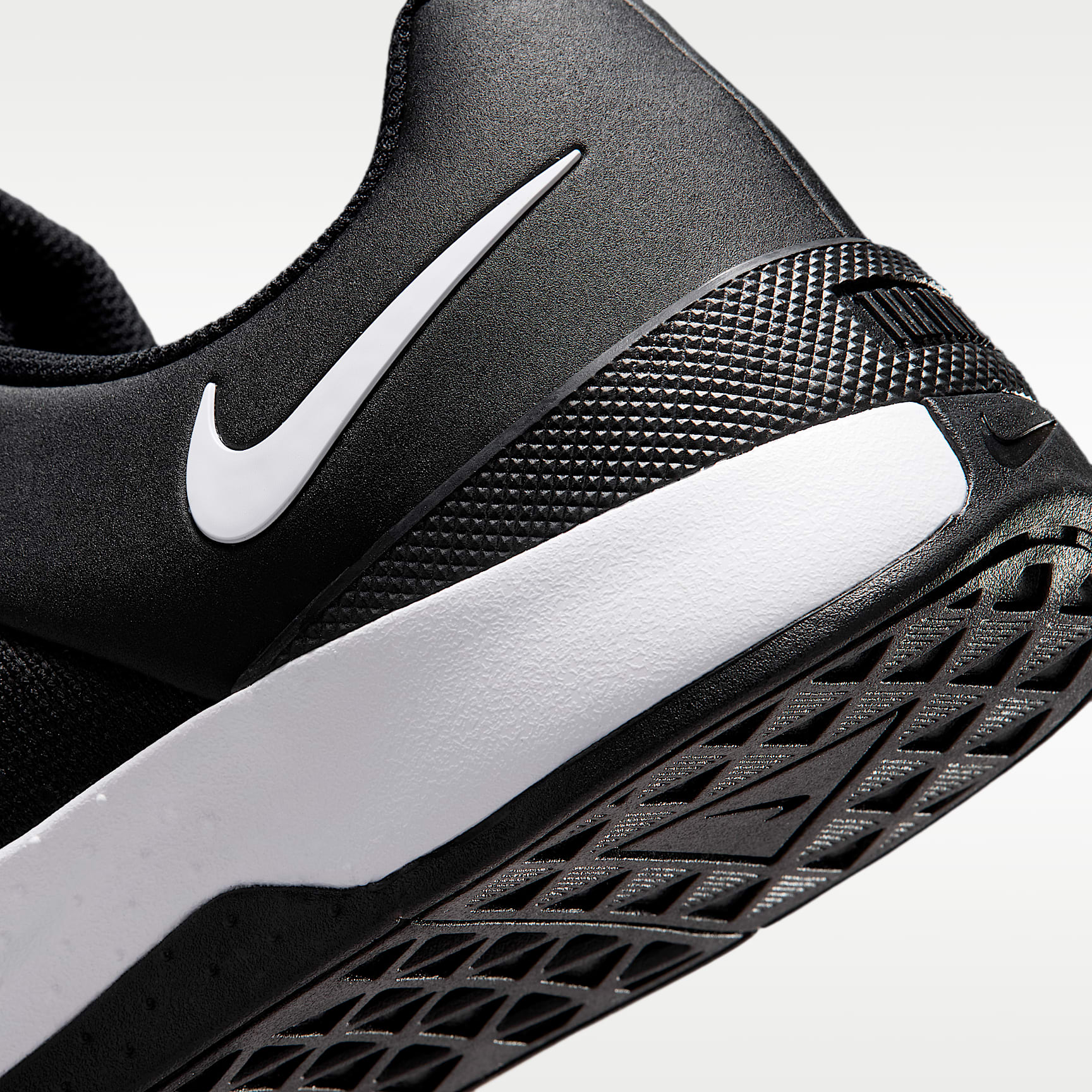 Nike MC Trainer 4 Trainingsschuh (Herren) – Schwarz/Weiß