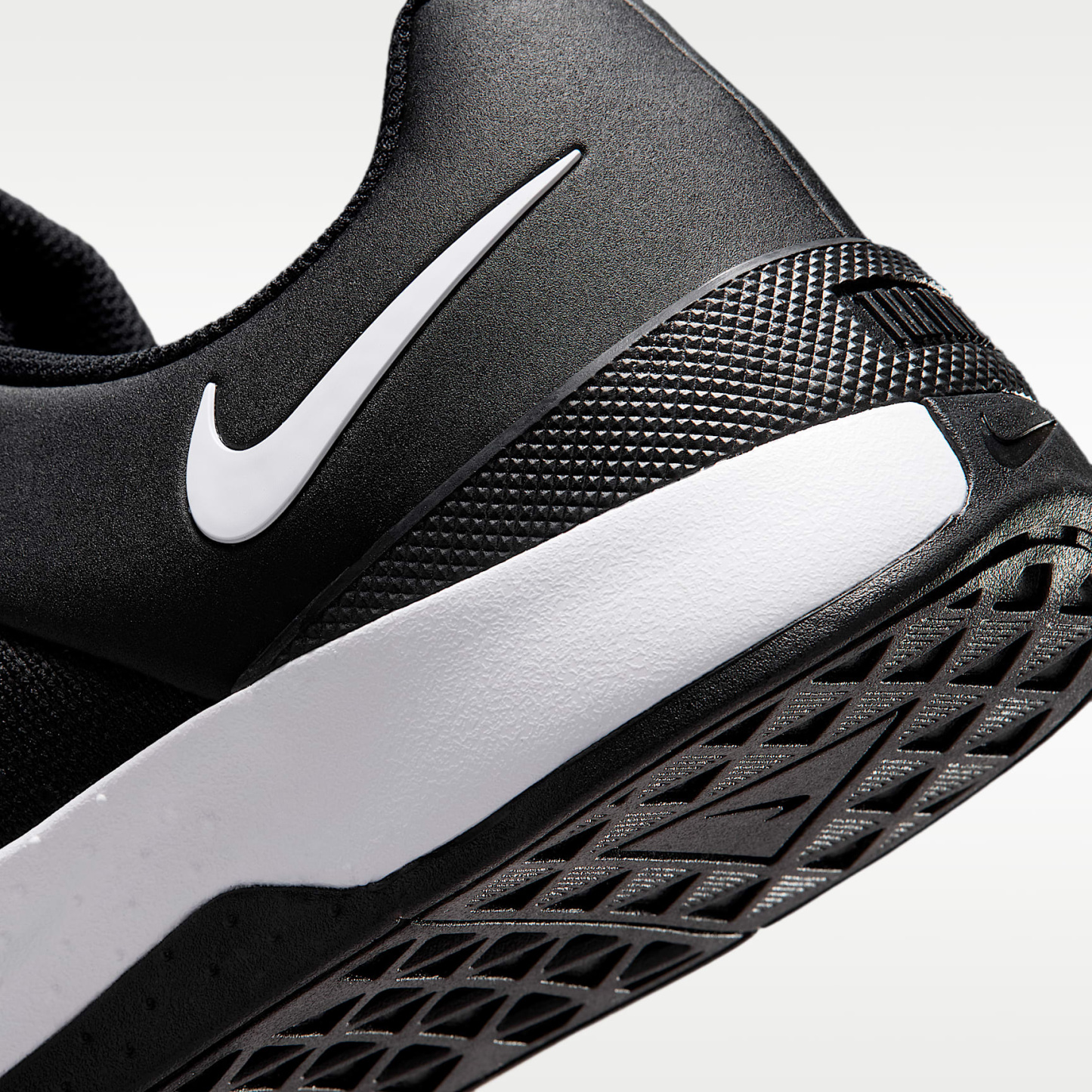 Nike MC Trainer 4 Trainingsschuh (Herren) – Schwarz/Weiß