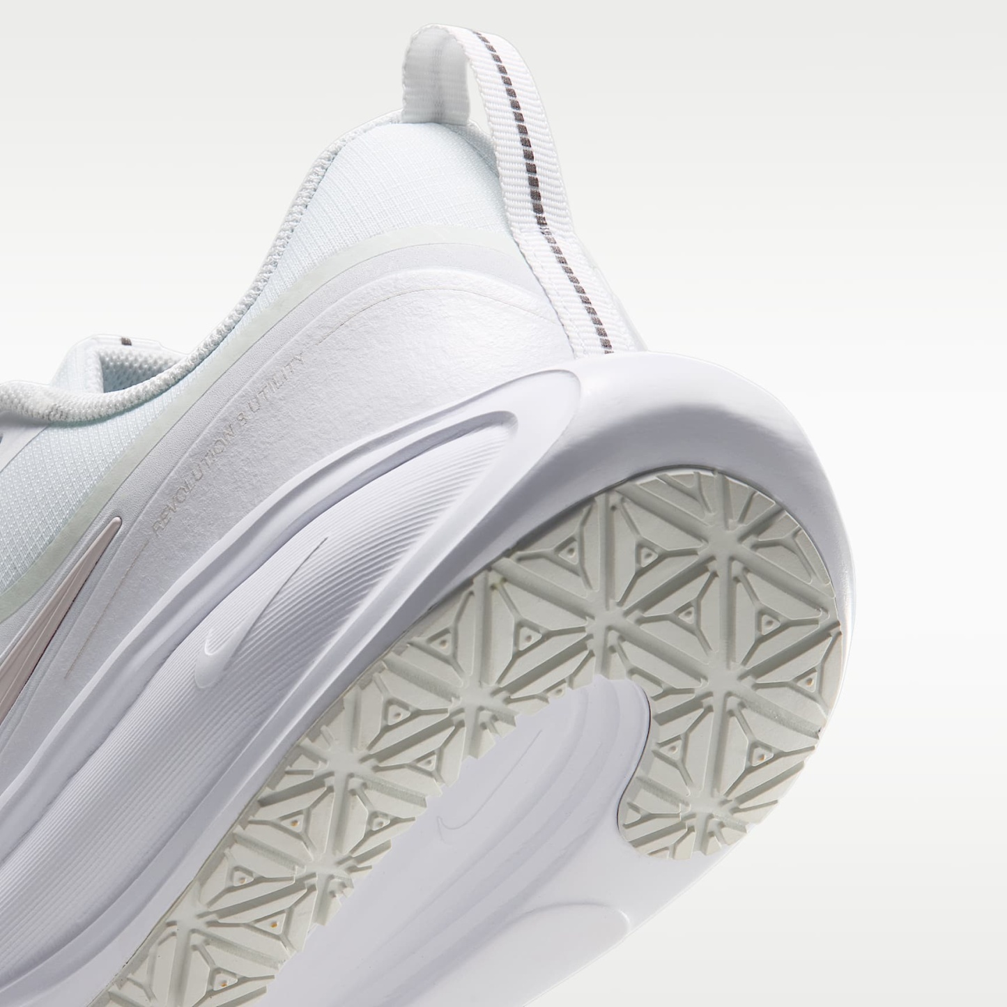 Nike Revolution 8 Utility Straßenlaufschuh (Damen) – Weiß/Off White/Schwarz/Platinum Tint