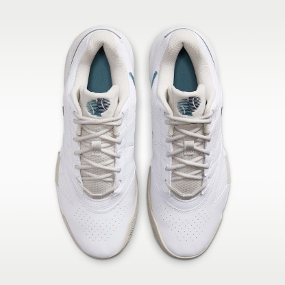 NikeCourt Lite 4 Herren-Tennisschuh für Sandplätze – Weiß/Light Bone/New Slate/Smokey Blue