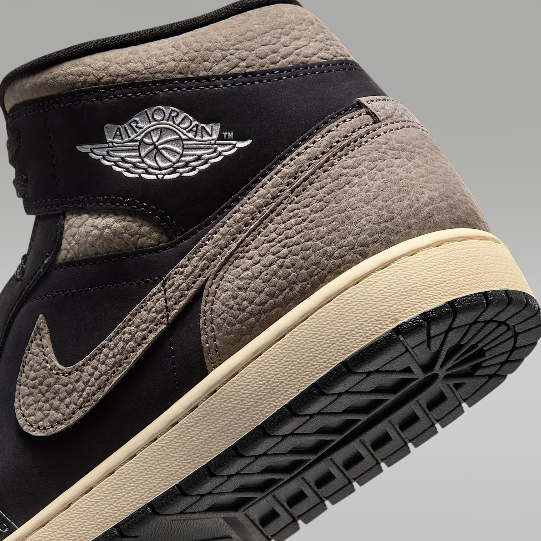 Air Jordan 1 Mid SE Schuh (Herren) – Schwarz/Light Wild Mango/Olive Grey