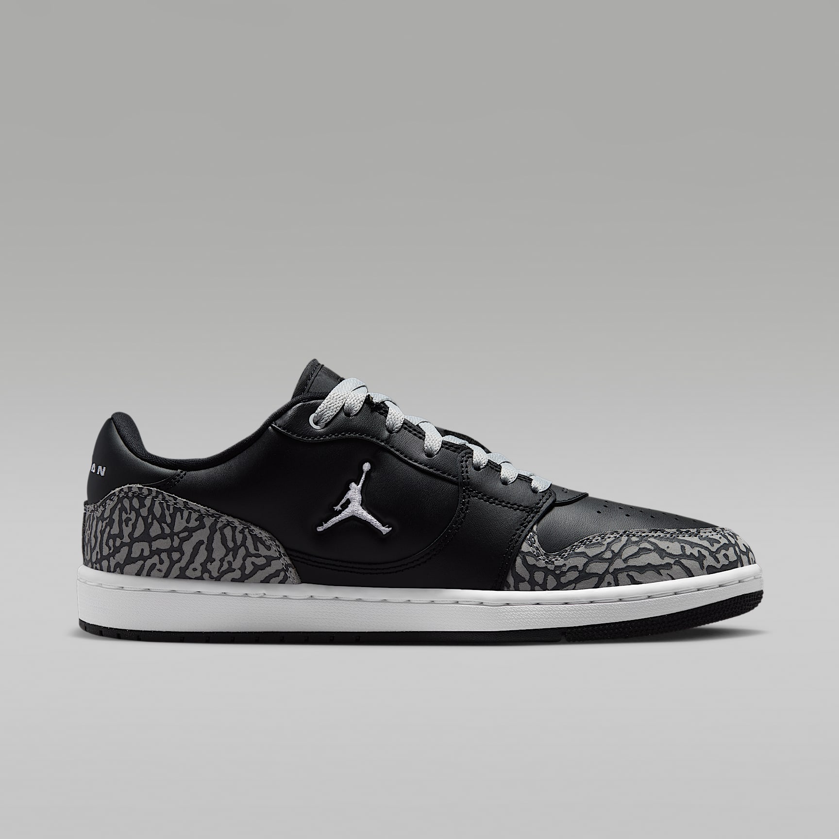 Jordan Court Connect Low SE Schuh (Herren) – Schwarz/Light Smoke Grey/Dark Grey/Weiß