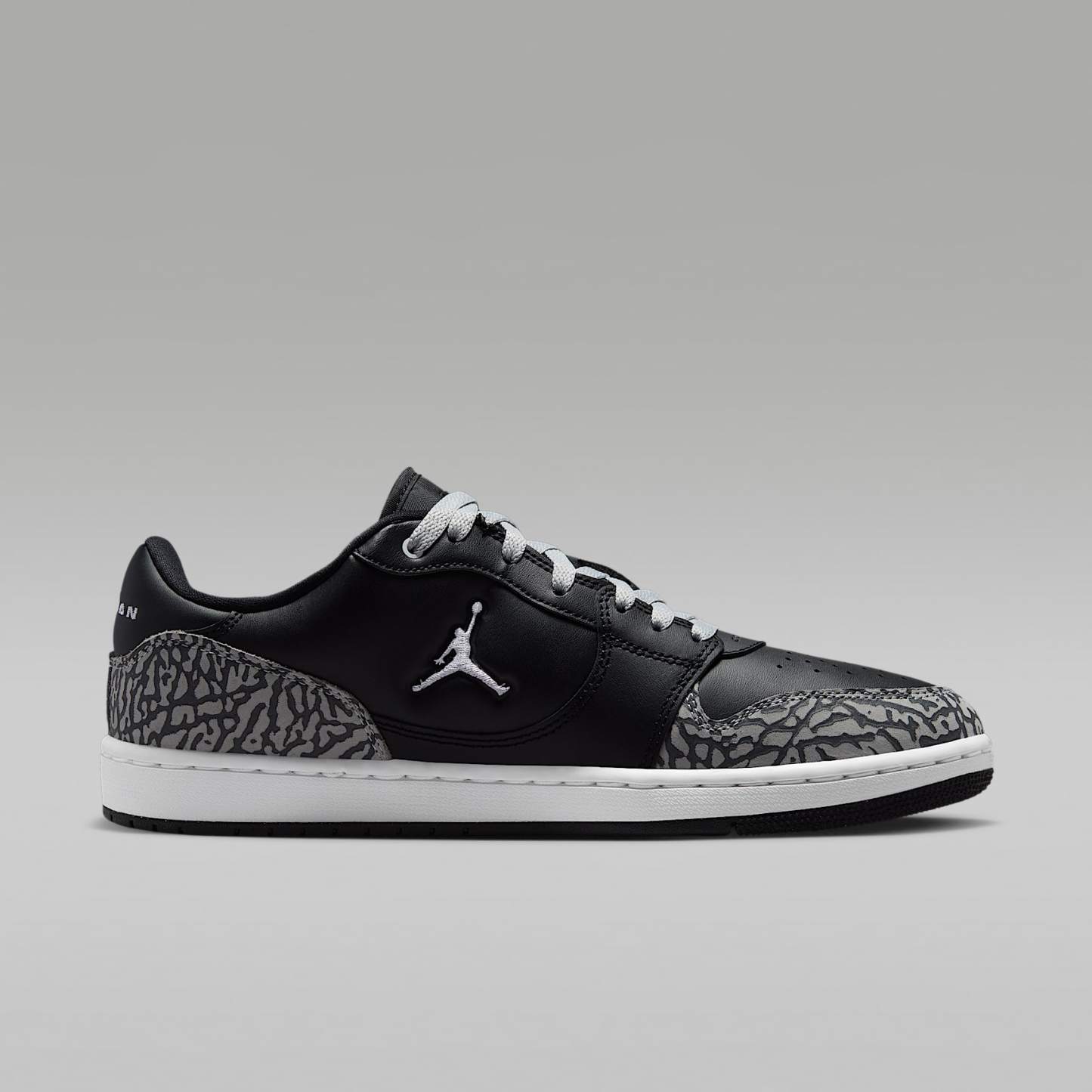 Jordan Court Connect Low SE Schuh (Herren) – Schwarz/Light Smoke Grey/Dark Grey/Weiß