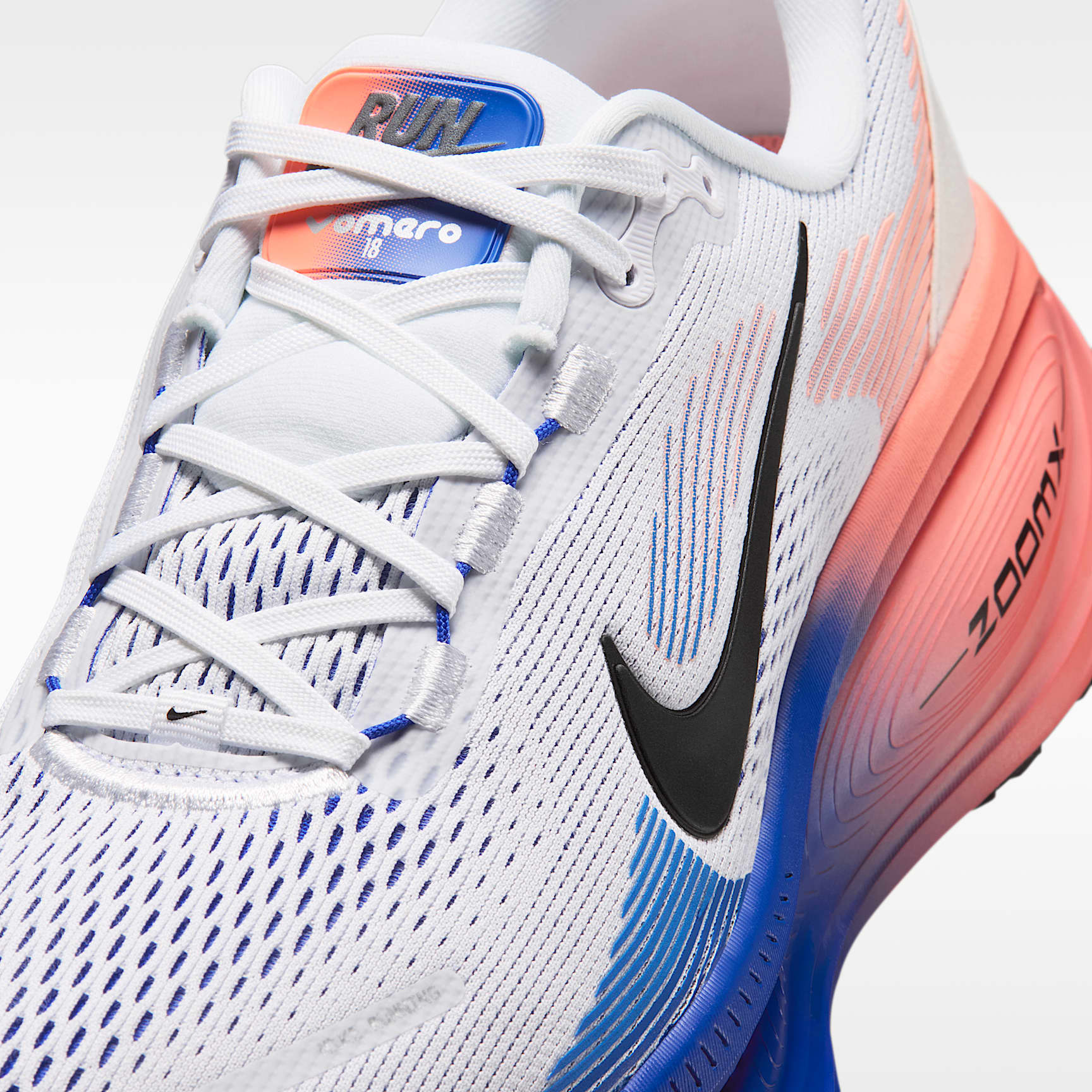 Nike Vomero 18 Straßenlaufschuh (Herren) – Weiß/Racer Blue/Atomic Pink/Schwarz