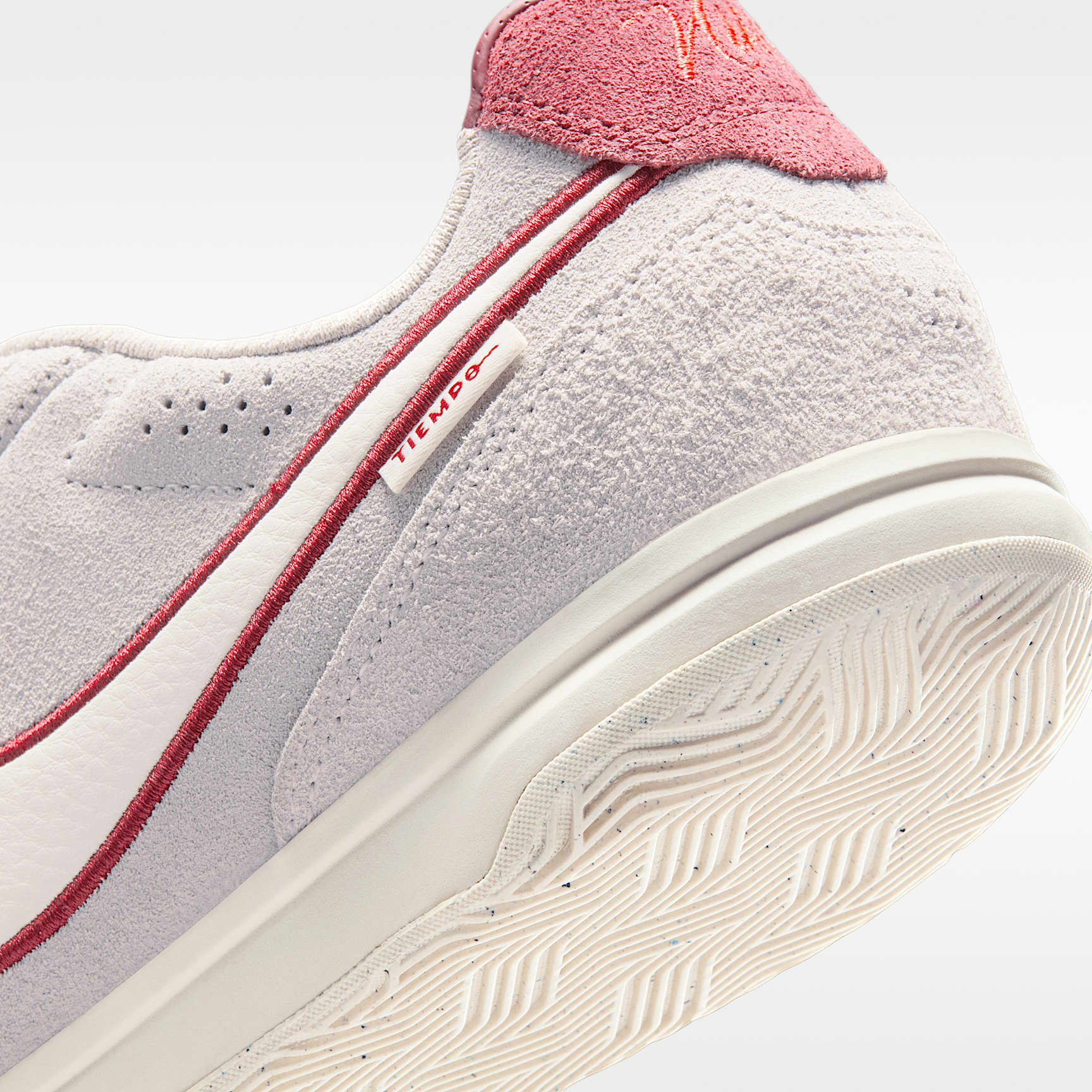 Nike Tiempo Streetgato PRM Low-Top-Fußballschuh für Hallen- und Hartplätze – Moon Particle/Team Red/Chalk