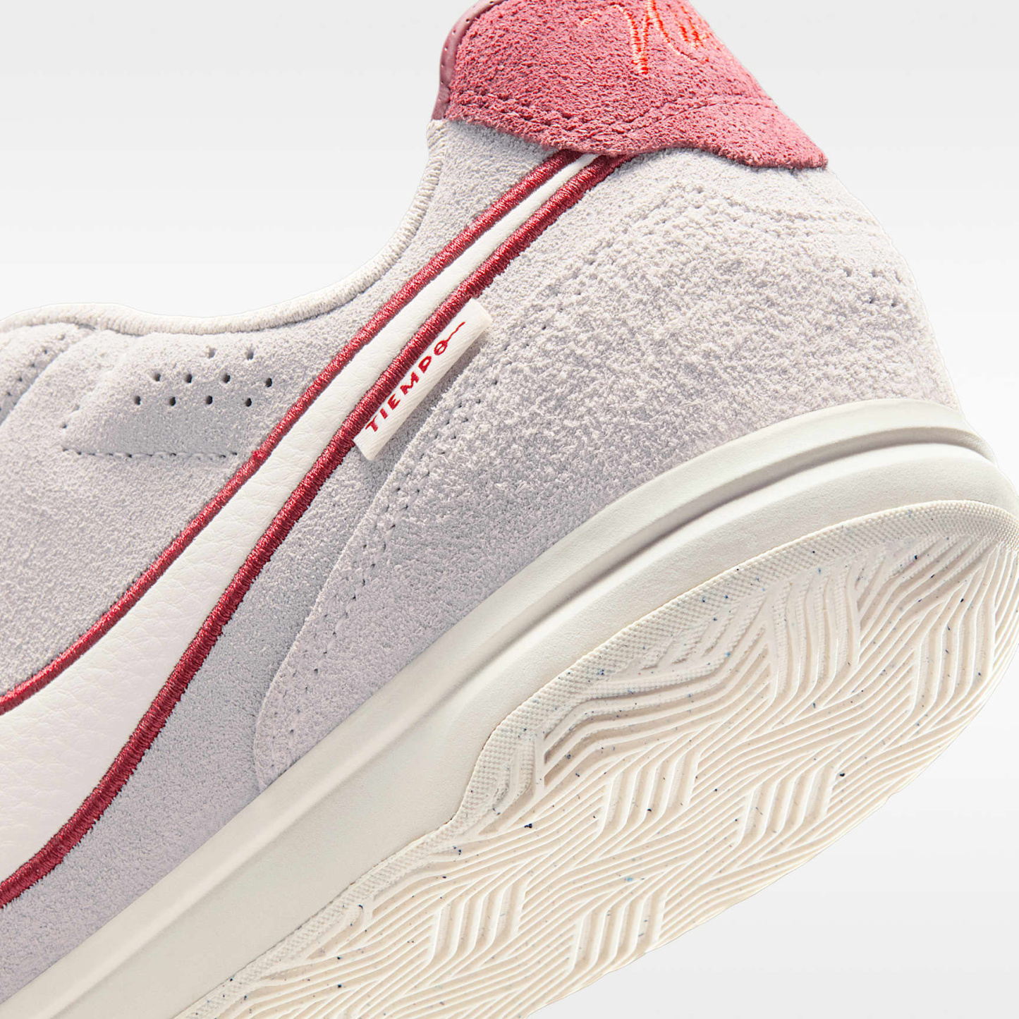 Nike Tiempo Streetgato PRM Low-Top-Fußballschuh für Hallen- und Hartplätze – Moon Particle/Team Red/Chalk