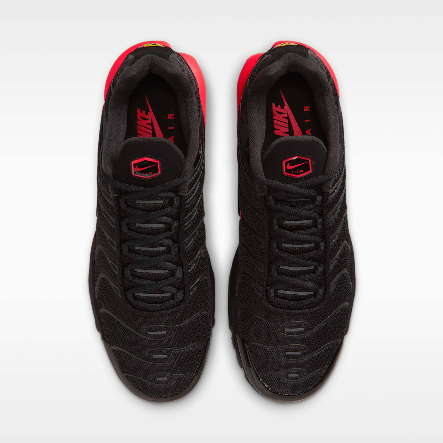 Nike Air Max Plus Schuh (Herren) – Schwarz/Bright Crimson/Schwarz/Schwarz