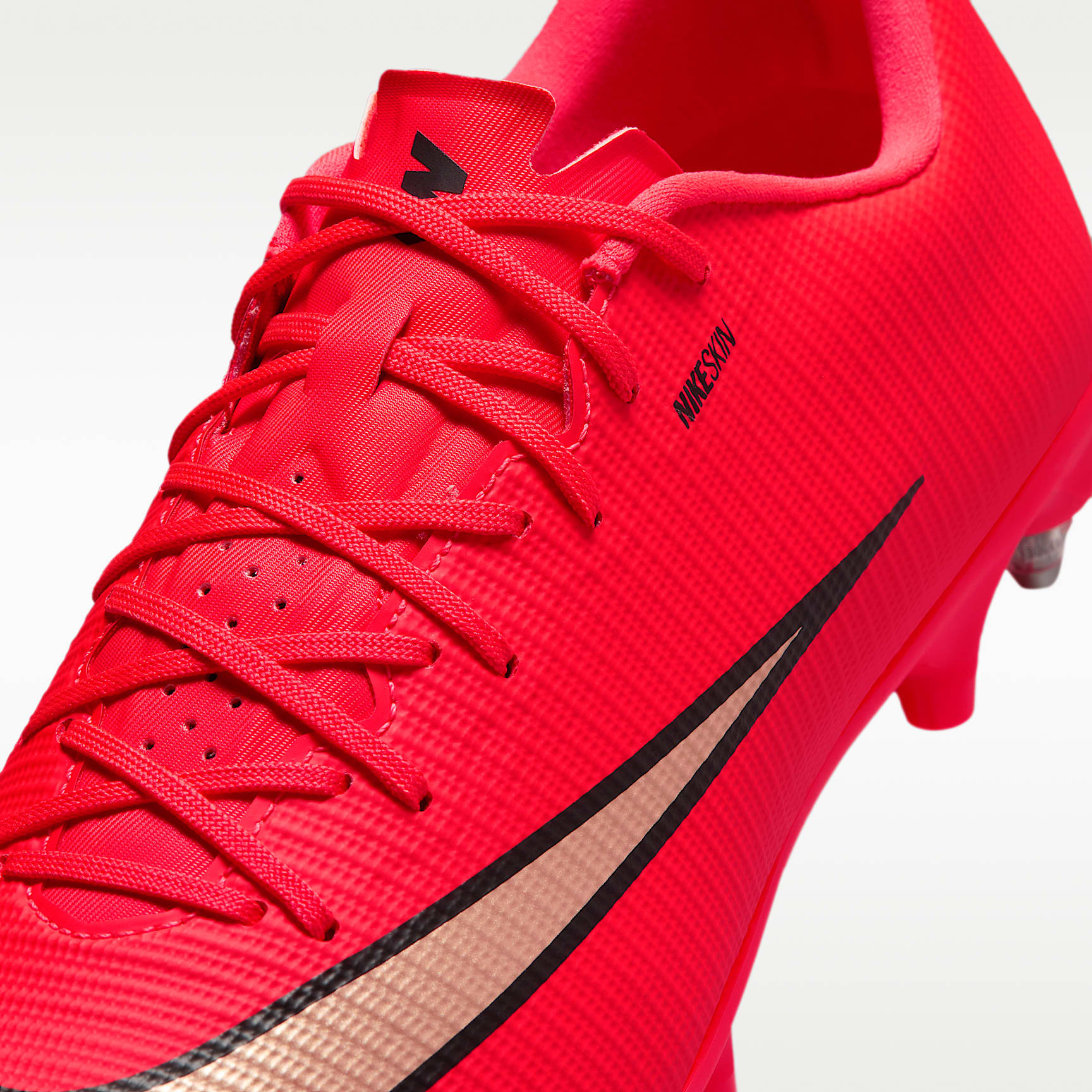 Nike Mercurial Vapor 17 Academy Low-Top-Fußballschuh für weichen Rasen – Bright Crimson/Blur