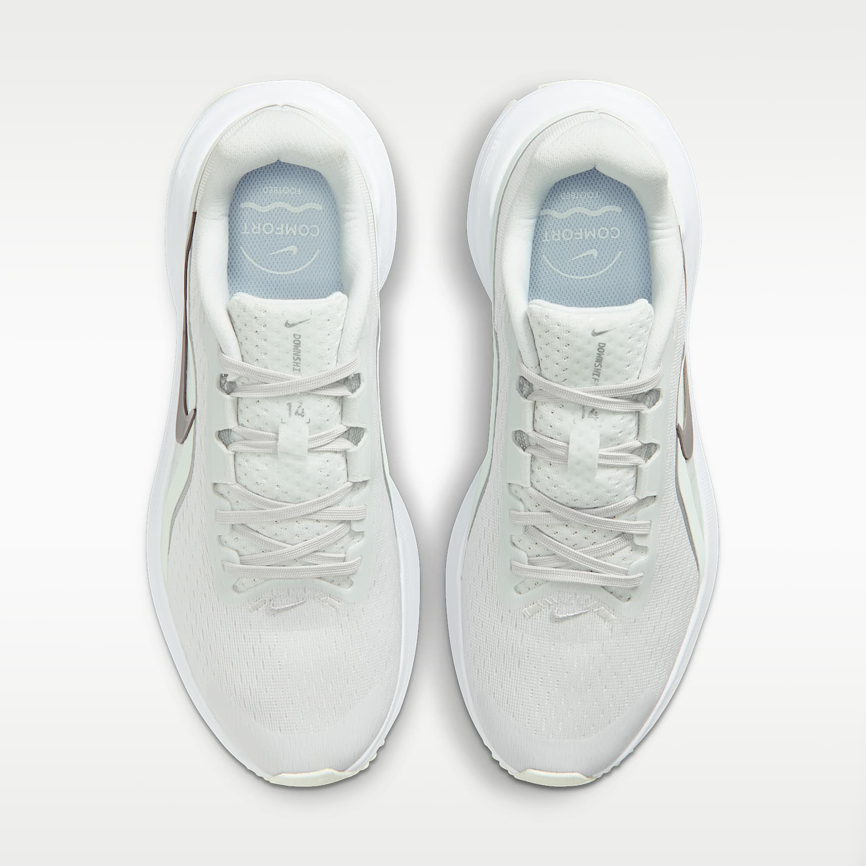 Nike Downshifter 14 Straßenlaufschuh (Damen) – Off White/Barely Green/Weiß/Metallic Silver