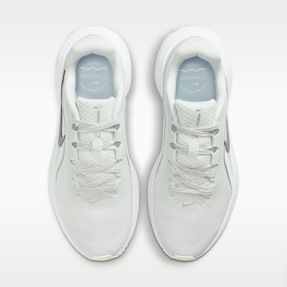 Nike Downshifter 14 Straßenlaufschuh (Damen) – Off White/Barely Green/Weiß/Metallic Silver