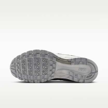 Nike P-6000 SE Schuh (Damen) – Off White/Schwarz/Cool Grey/Metallic Silver
