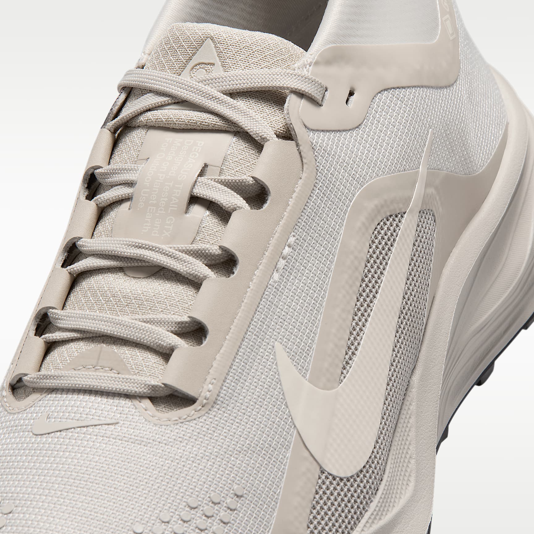 ACG Pegasus Trail GORE-TEX wasserfester Traillaufschuh (Damen) – Cream II/Light Orewood Brown