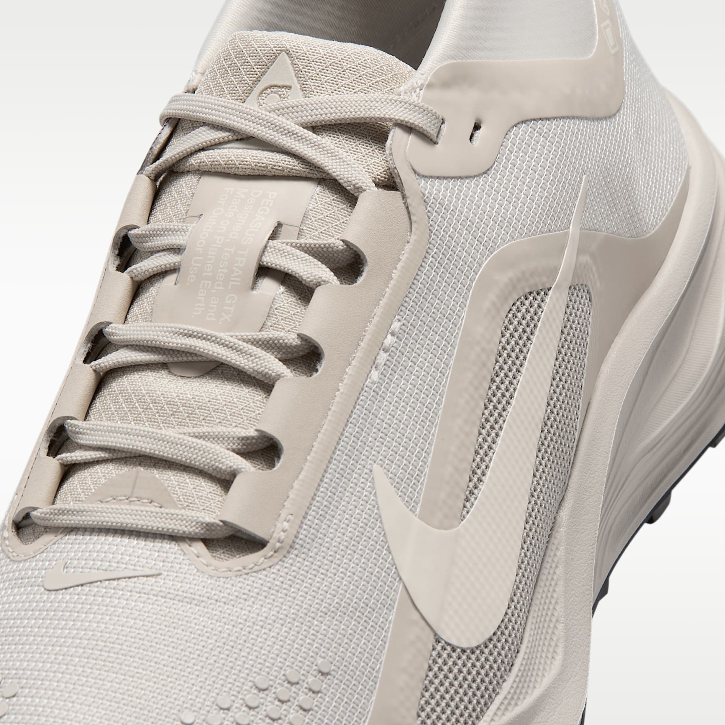 ACG Pegasus Trail GORE-TEX wasserfester Traillaufschuh (Damen) – Cream II/Light Orewood Brown