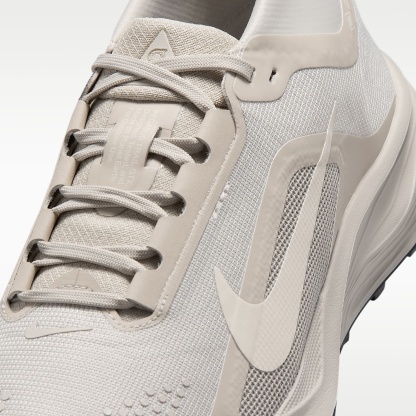 ACG Pegasus Trail GORE-TEX wasserfester Traillaufschuh (Damen) – Cream II/Light Orewood Brown
