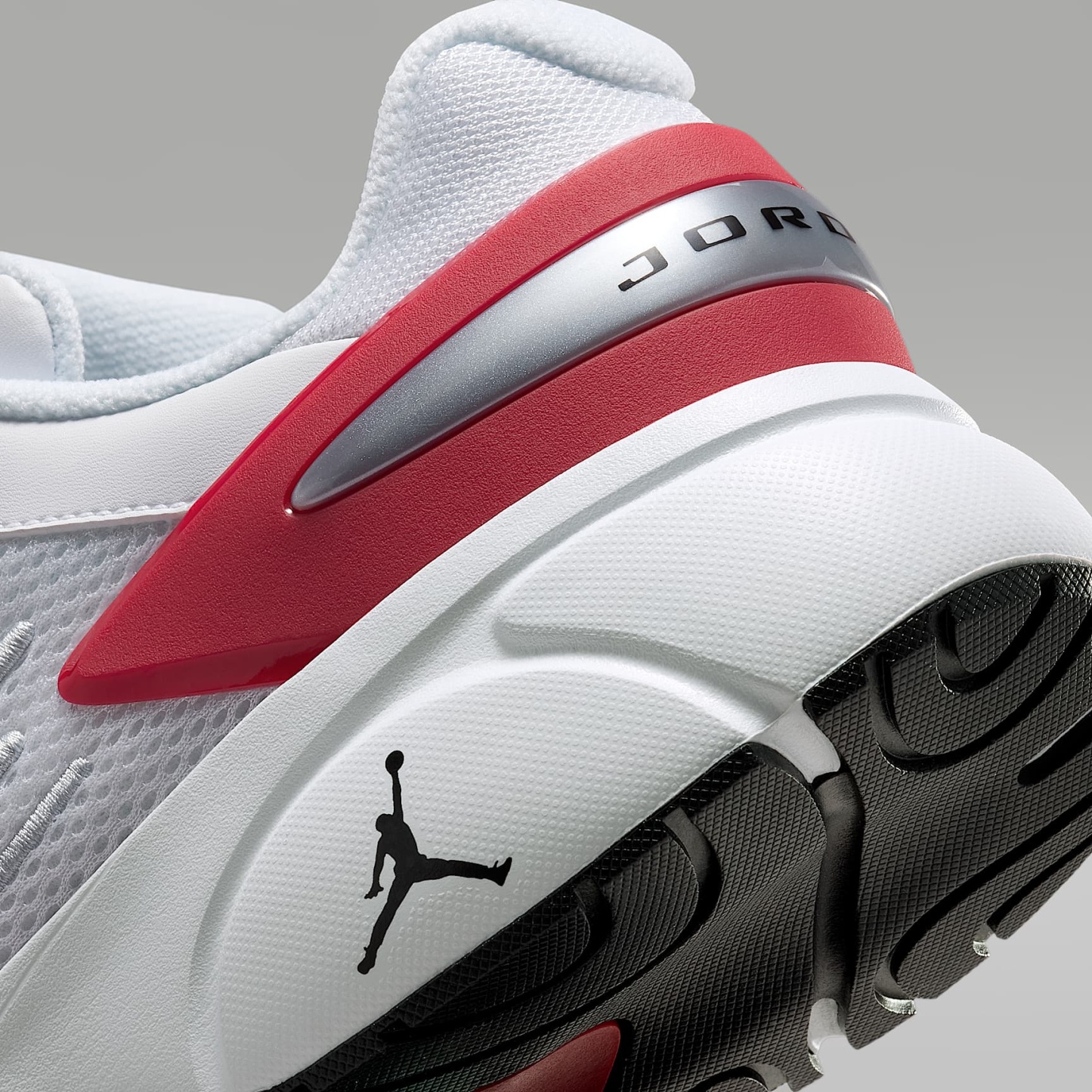 Jordan Trunner Flow Schuhe (Herren) – Weiß/Gym Red/Metallic Silver/Schwarz