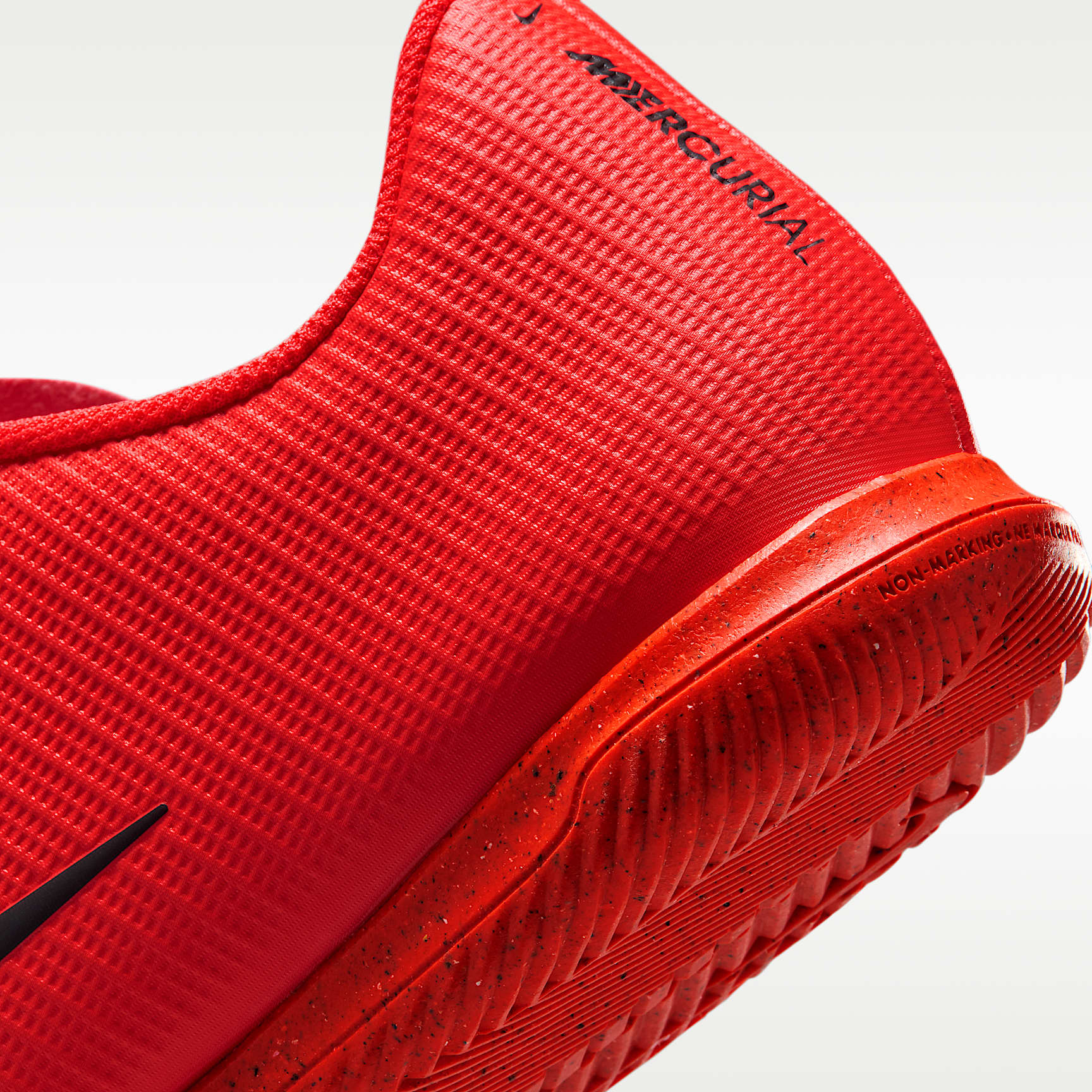 Nike Mercurial Vapor 17 Club Low-Top-Fußballschuh für Hallen- und Hartplätze – Bright Crimson/Blur