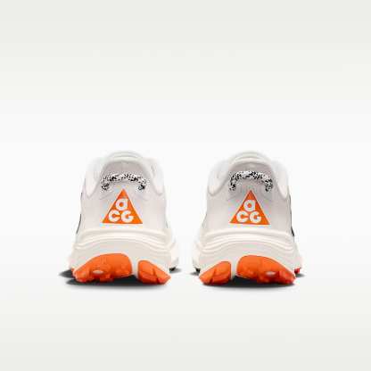 Nike ACG Pegasus Trail Traillaufschuh (Damen) – Summit White/Phantom/Safety Orange/Schwarz