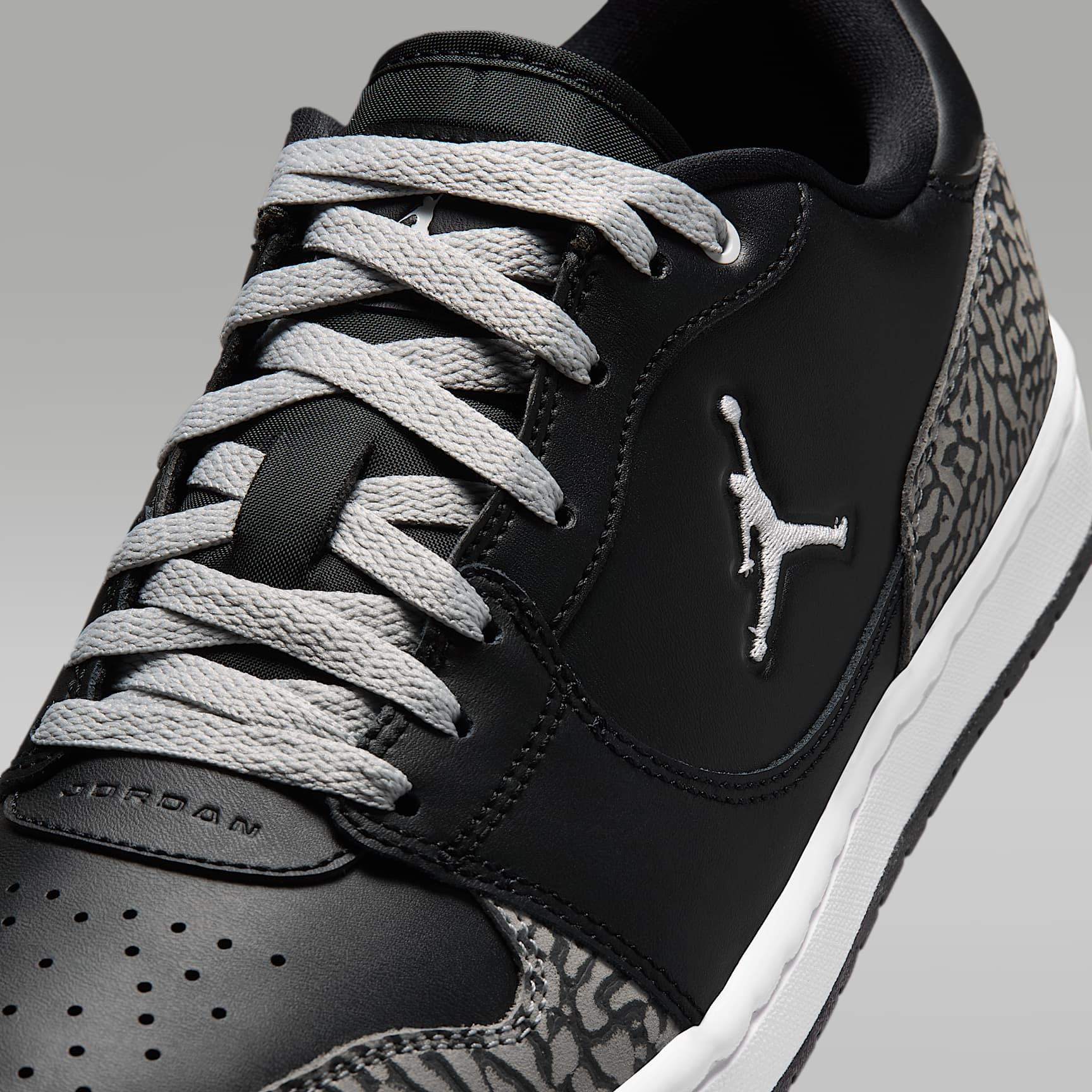 Jordan Court Connect Low SE Schuh (Herren) – Schwarz/Light Smoke Grey/Dark Grey/Weiß