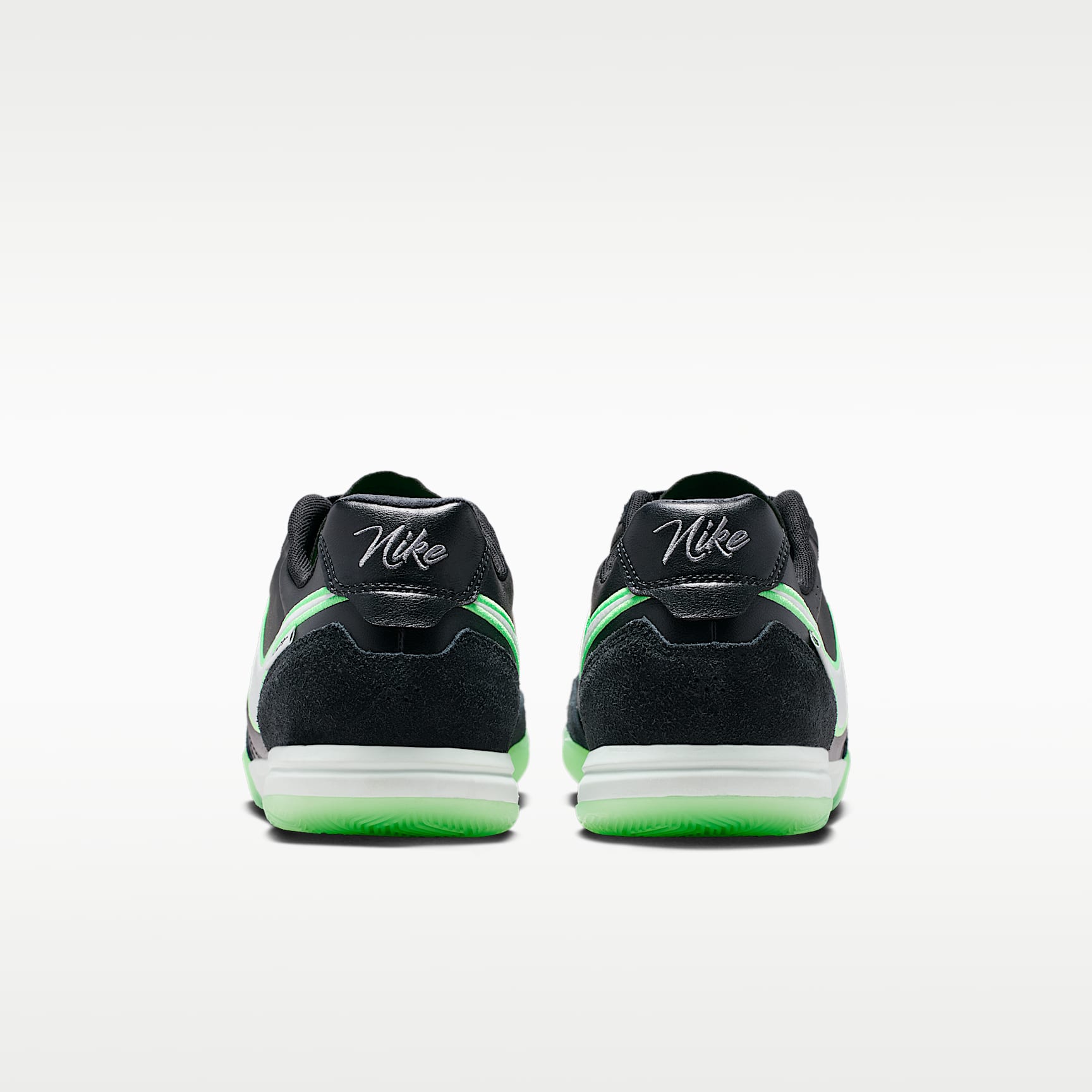 Nike Tiempo Streetgato Low-Top-Fußballschuh für Hallen- und Hartplätze – Schwarz/Schwarz/Illusion Green