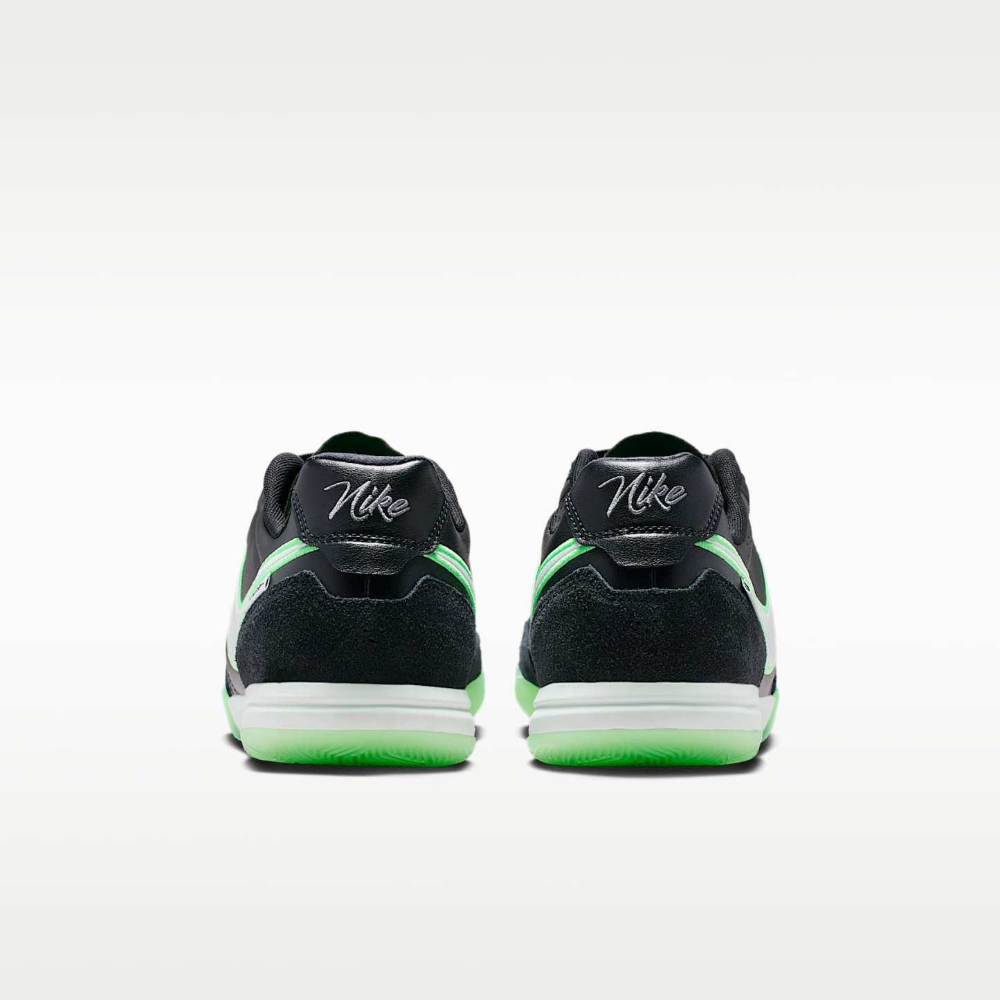 Nike Tiempo Streetgato Low-Top-Fußballschuh für Hallen- und Hartplätze – Schwarz/Schwarz/Illusion Green