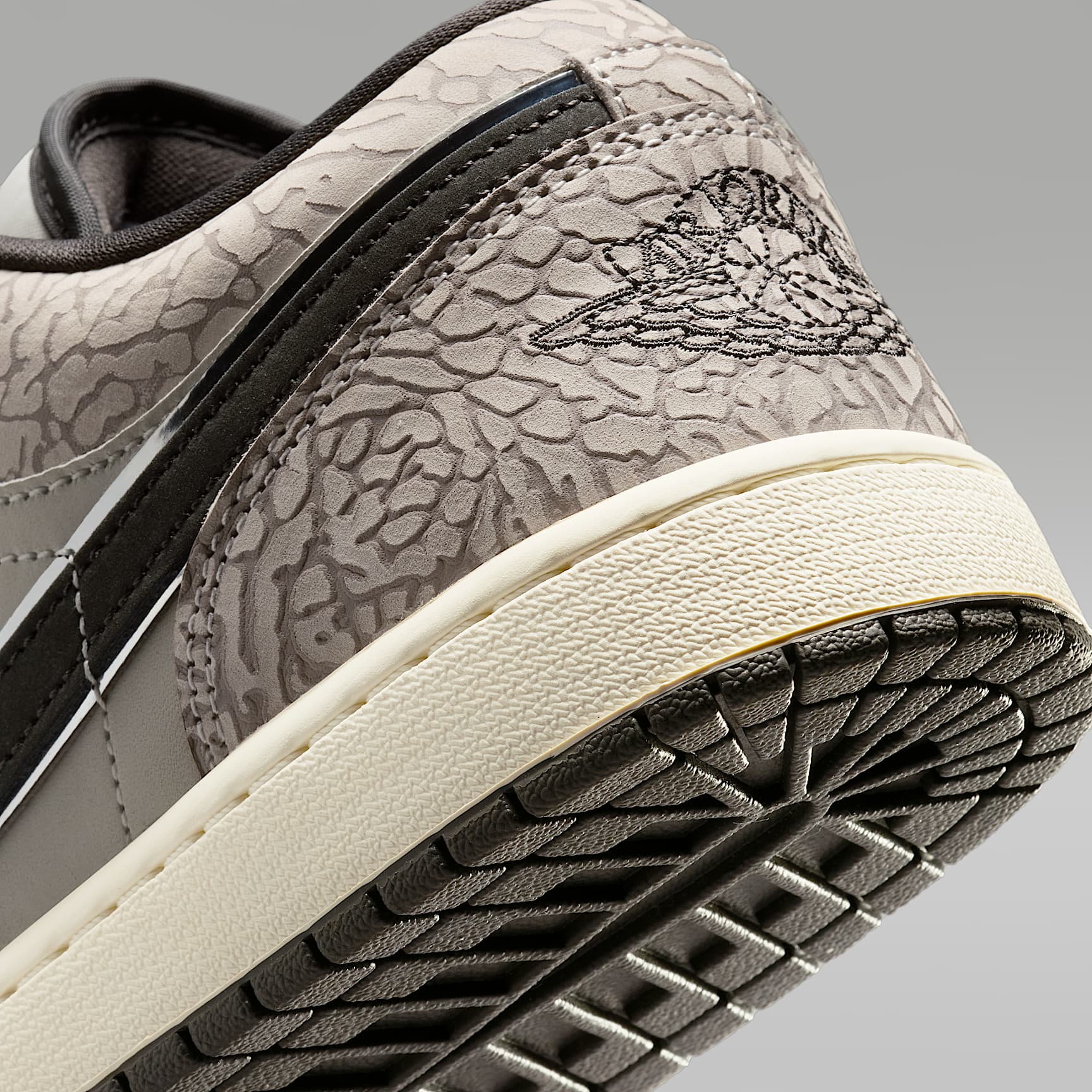 Air Jordan 1 Low SE Herrenschuh – Sail/Deep Pewter/Gamma Grey/Game Royal