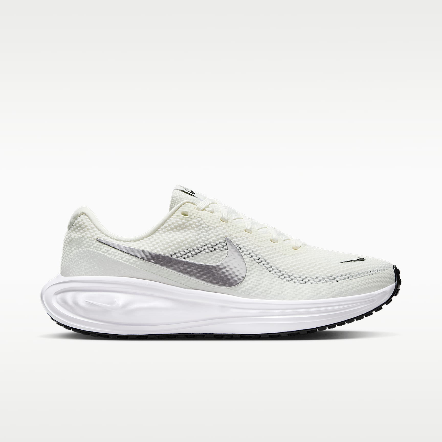 Nike Revolution 8 Straßenlaufschuh (Damen) – Sail/Weiß/Schwarz/Metallic Silver