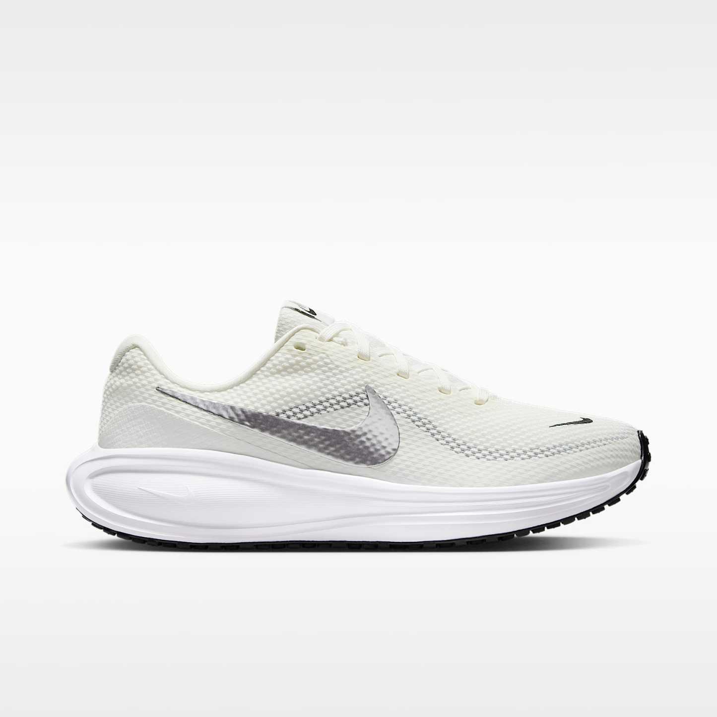 Nike Revolution 8 Straßenlaufschuh (Damen) – Sail/Weiß/Schwarz/Metallic Silver