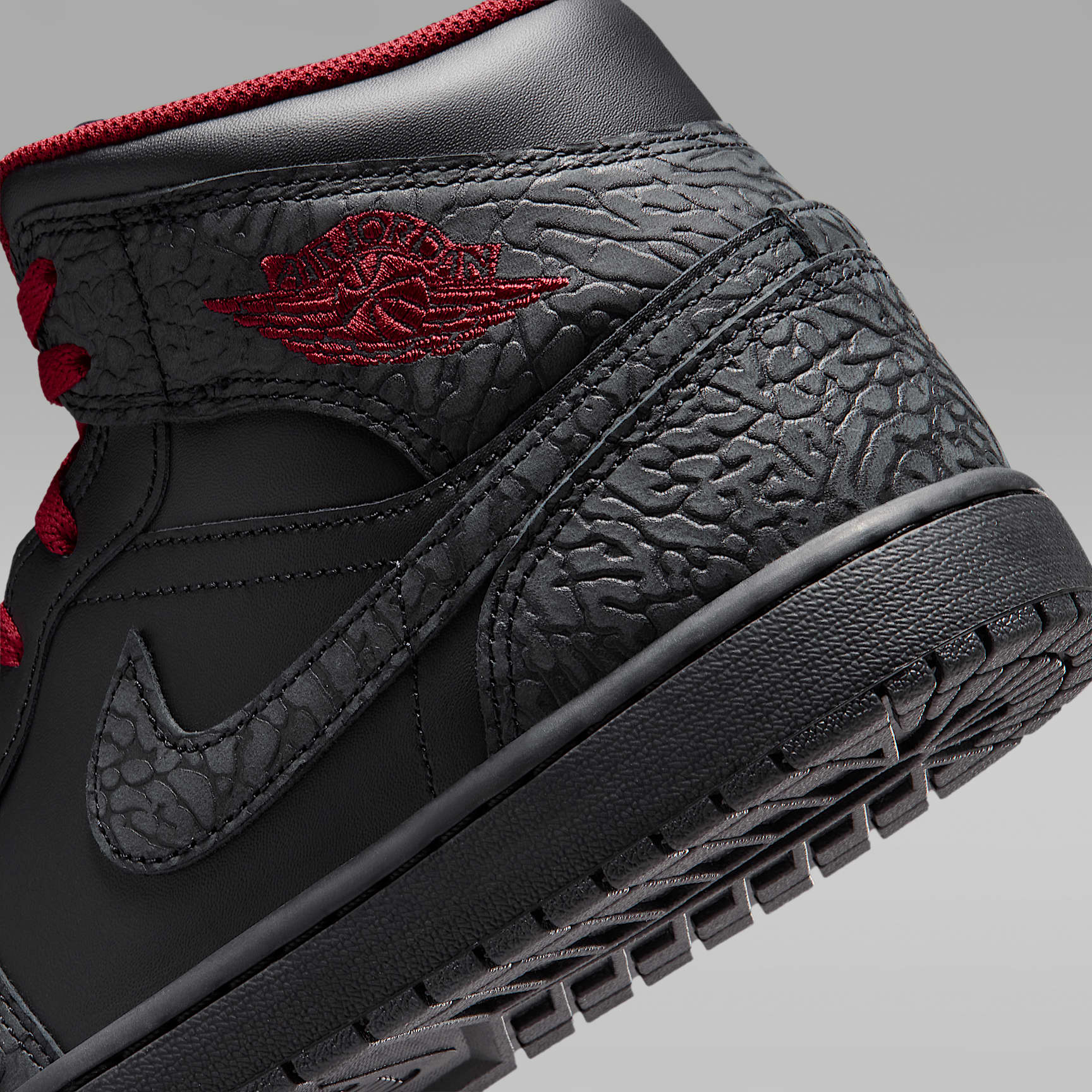 Air Jordan 1 Mid SE Schuh (Herren) – Schwarz/Schwarz/Tough Red