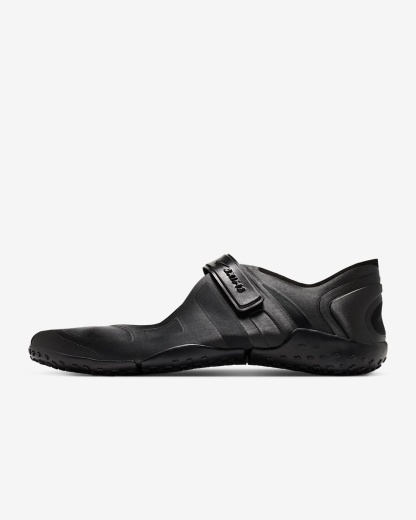 NikeSKIMS Rift Satin Schuh (Damen) – Schwarz/Schwarz/Schwarz