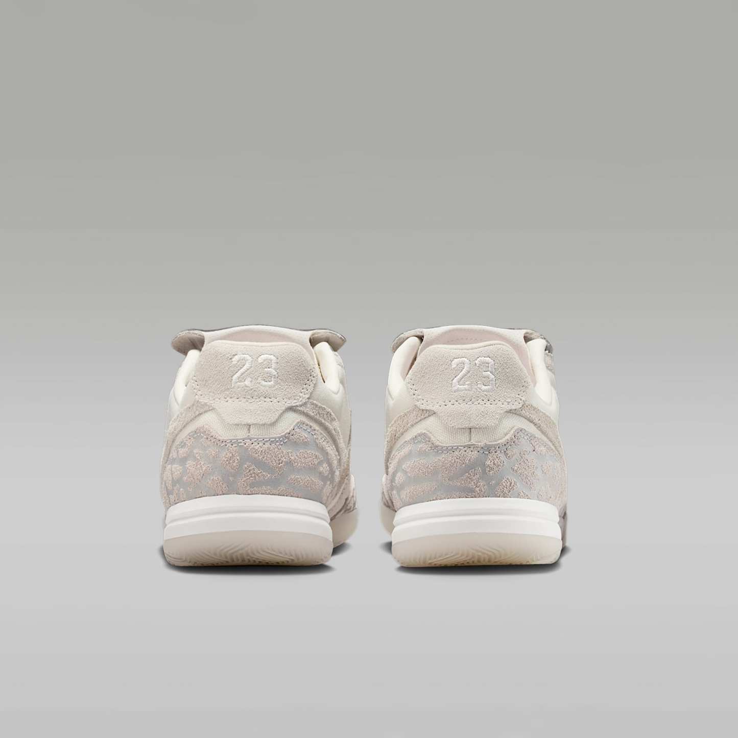 Jordan Tiempo Streetgato SE Low-Top-Fußballschuh für Hallen- und Hartplätze – Phantom/Infrared 23/Sail