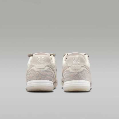 Jordan Tiempo Streetgato SE Low-Top-Fußballschuh für Hallen- und Hartplätze – Phantom/Infrared 23/Sail
