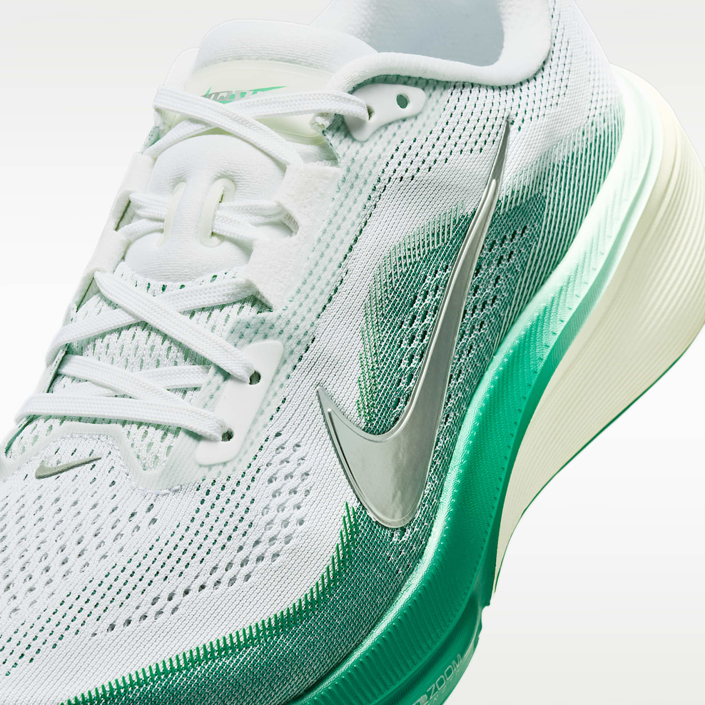 Nike Pegasus 42 Straßenlaufschuh (Damen) – Weiß/Malachite/Barely Green/Metallic Silver