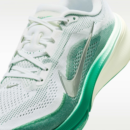 Nike Pegasus 42 Straßenlaufschuh (Damen) – Weiß/Malachite/Barely Green/Metallic Silver
