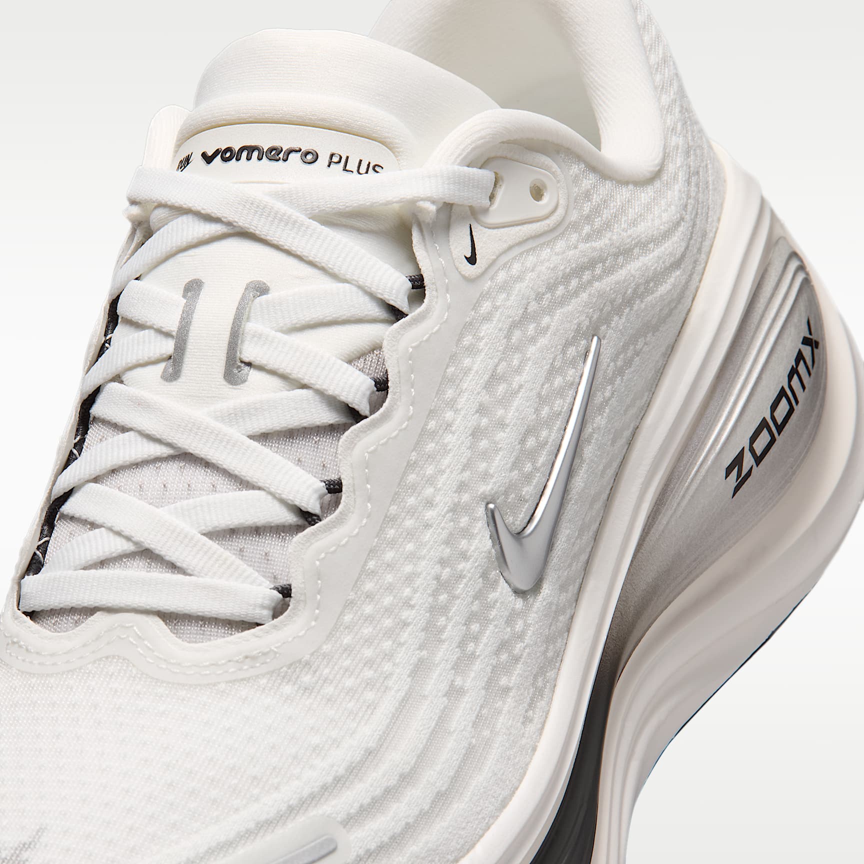 Nike Vomero Plus Straßenlaufschuh (Damen) – Summit White/Sail/Anthracite/Metallic Silver