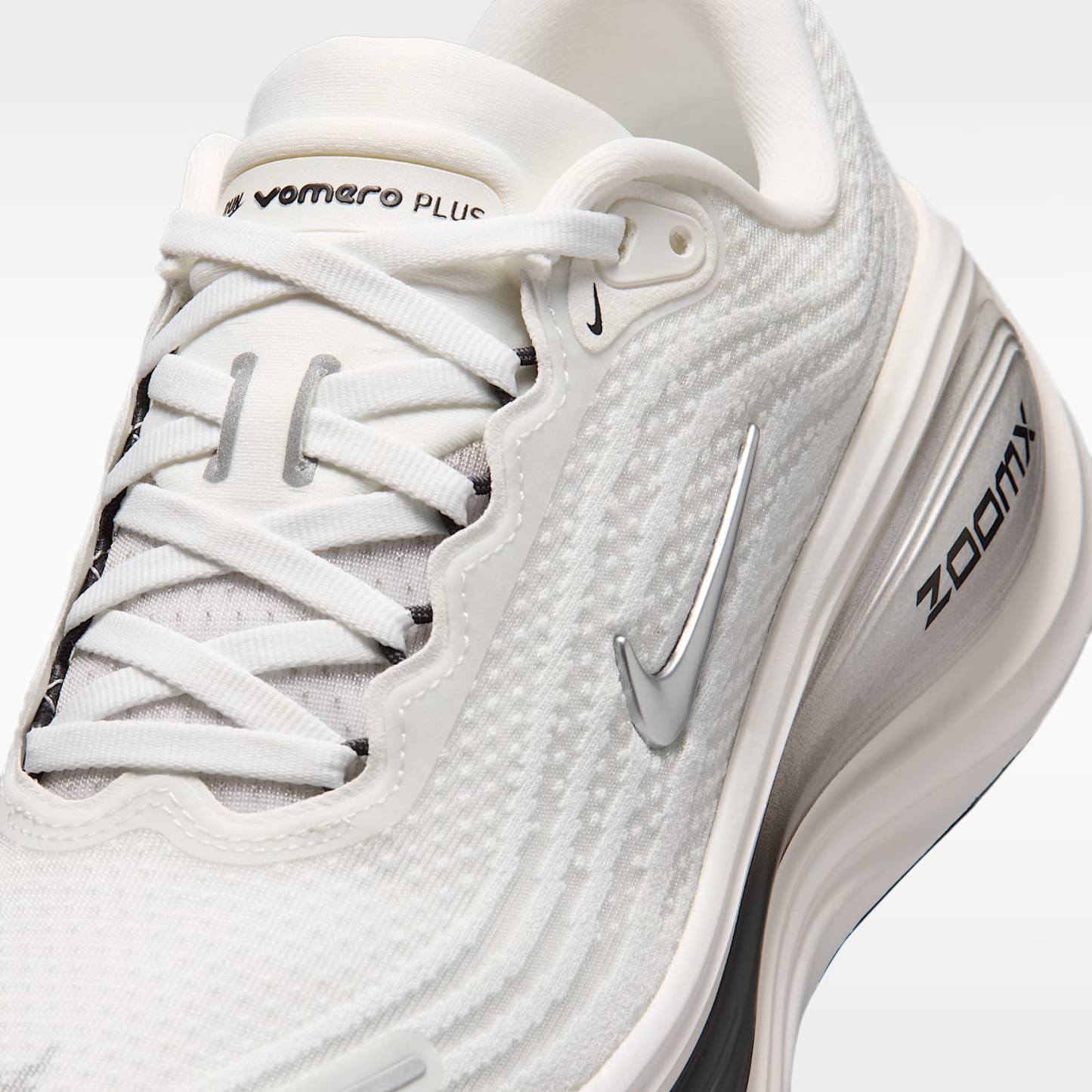 Nike Vomero Plus Straßenlaufschuh (Damen) – Summit White/Sail/Anthracite/Metallic Silver