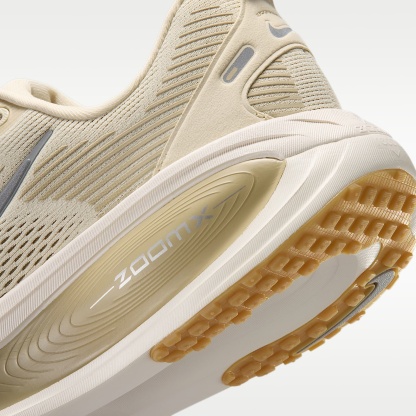 Nike Vomero 18 Straßenlaufschuh (Herren) – Light Khaki/Desert Khaki/Sail/Metallic Silver