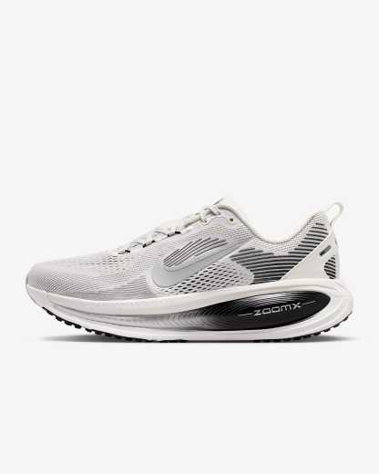 Nike Vomero 18 Straßenlaufschuh (Herren) – Summit White/Schwarz/Off White/Metallic Silver