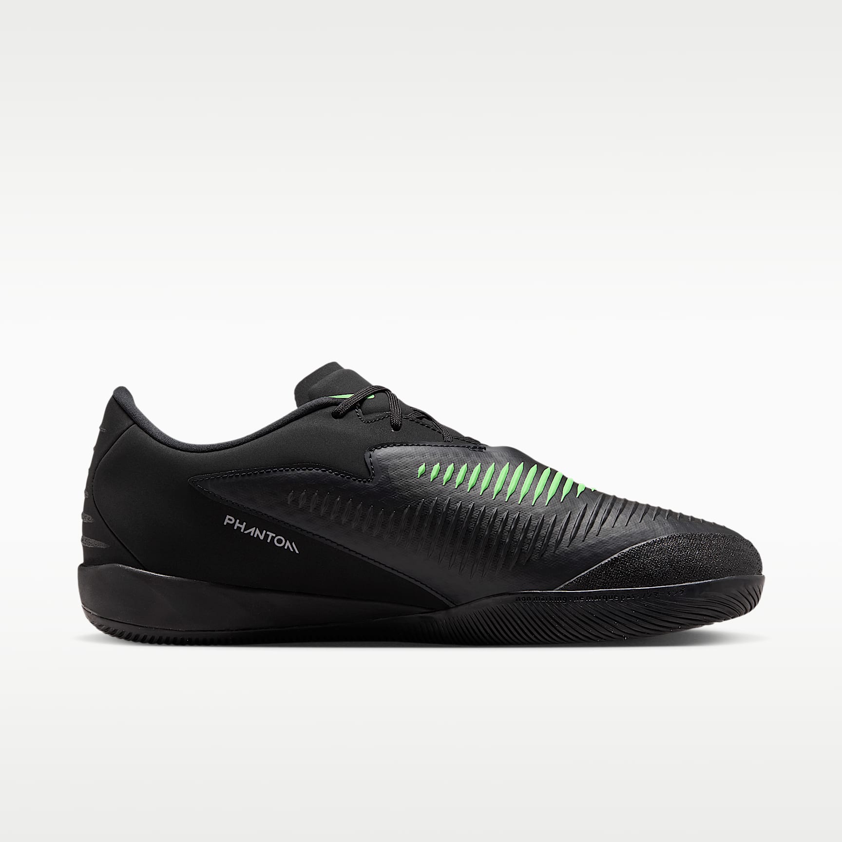 Nike Phantom 6 Low Academy Fußballschuh für Hallen- und Hartplätze – Schwarz/Schwarz/Illusion Green