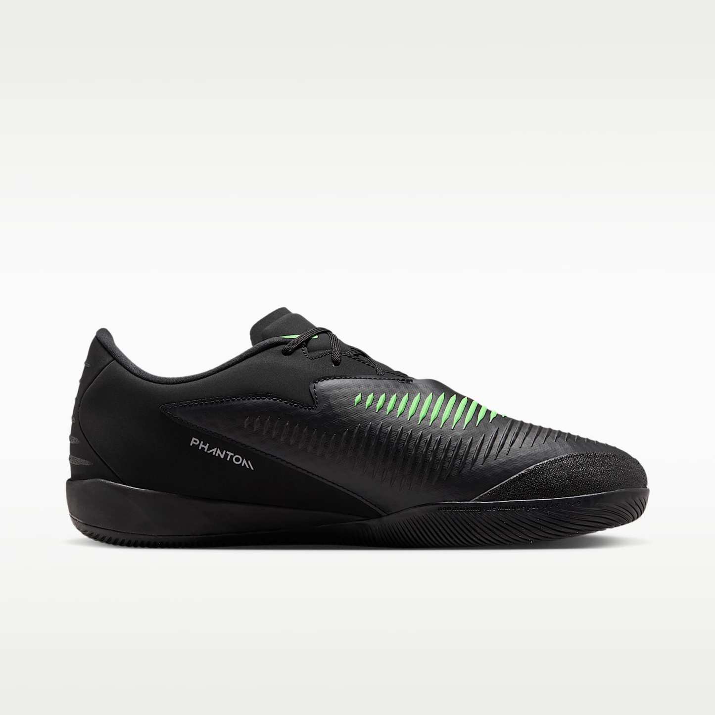 Nike Phantom 6 Low Academy Fußballschuh für Hallen- und Hartplätze – Schwarz/Schwarz/Illusion Green
