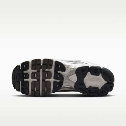 Nike Air Max Moto 2K Schuh (Herren) – Platinum Tint/Sail/Anthracite/Metallic Silver