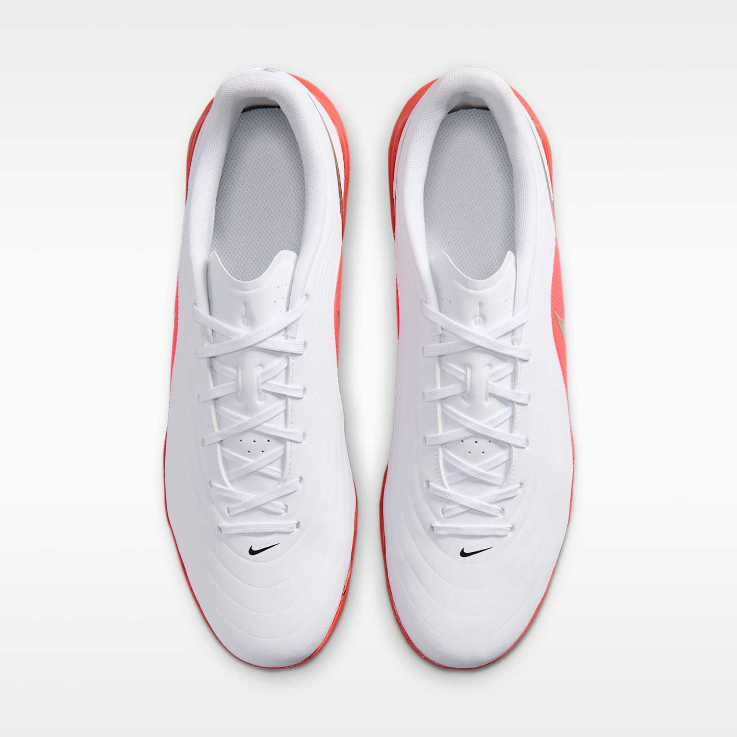 Nike Tiempo Maestro Club Low-Top-Fußballschuh für Hallen- und Hartplätze – Weiß/Bright Crimson/Blur