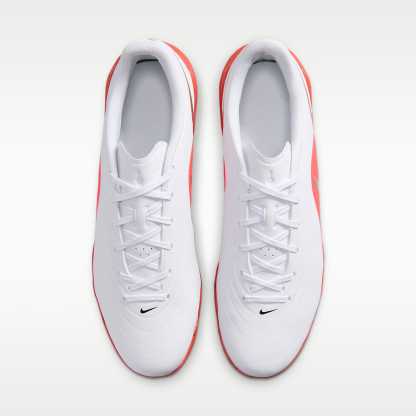 Nike Tiempo Maestro Club Low-Top-Fußballschuh für Hallen- und Hartplätze – Weiß/Bright Crimson/Blur