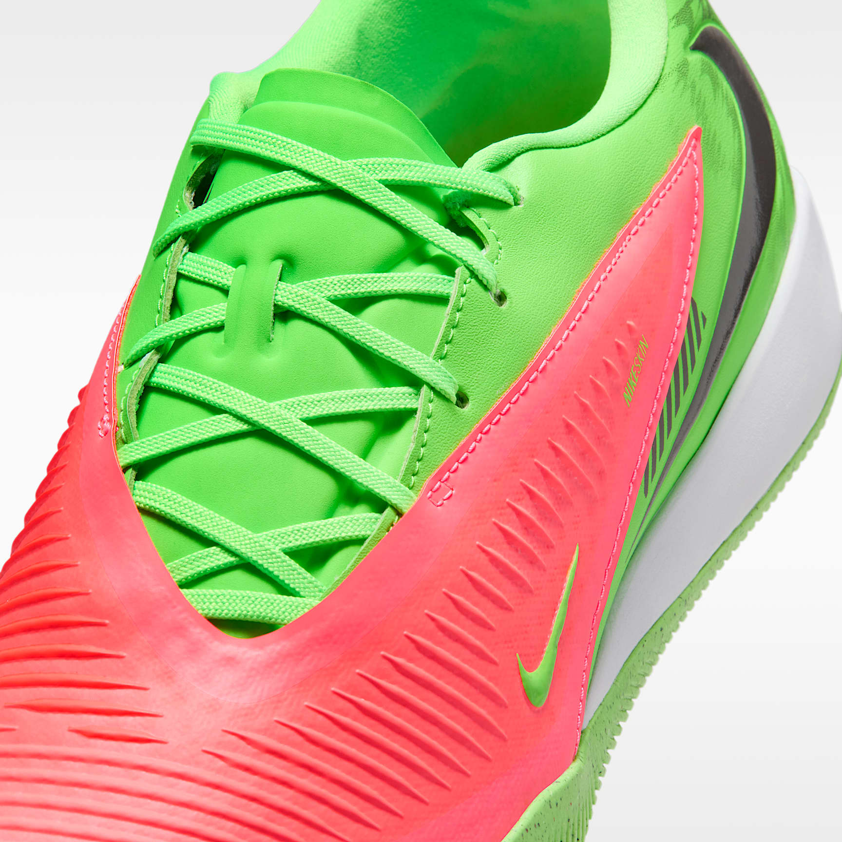 Nike Phantom 6 Low Academy "Erling Haaland" Fußballschuh für Hallen- und Hartplätze – Hot Punch/Green Strike/Schwarz