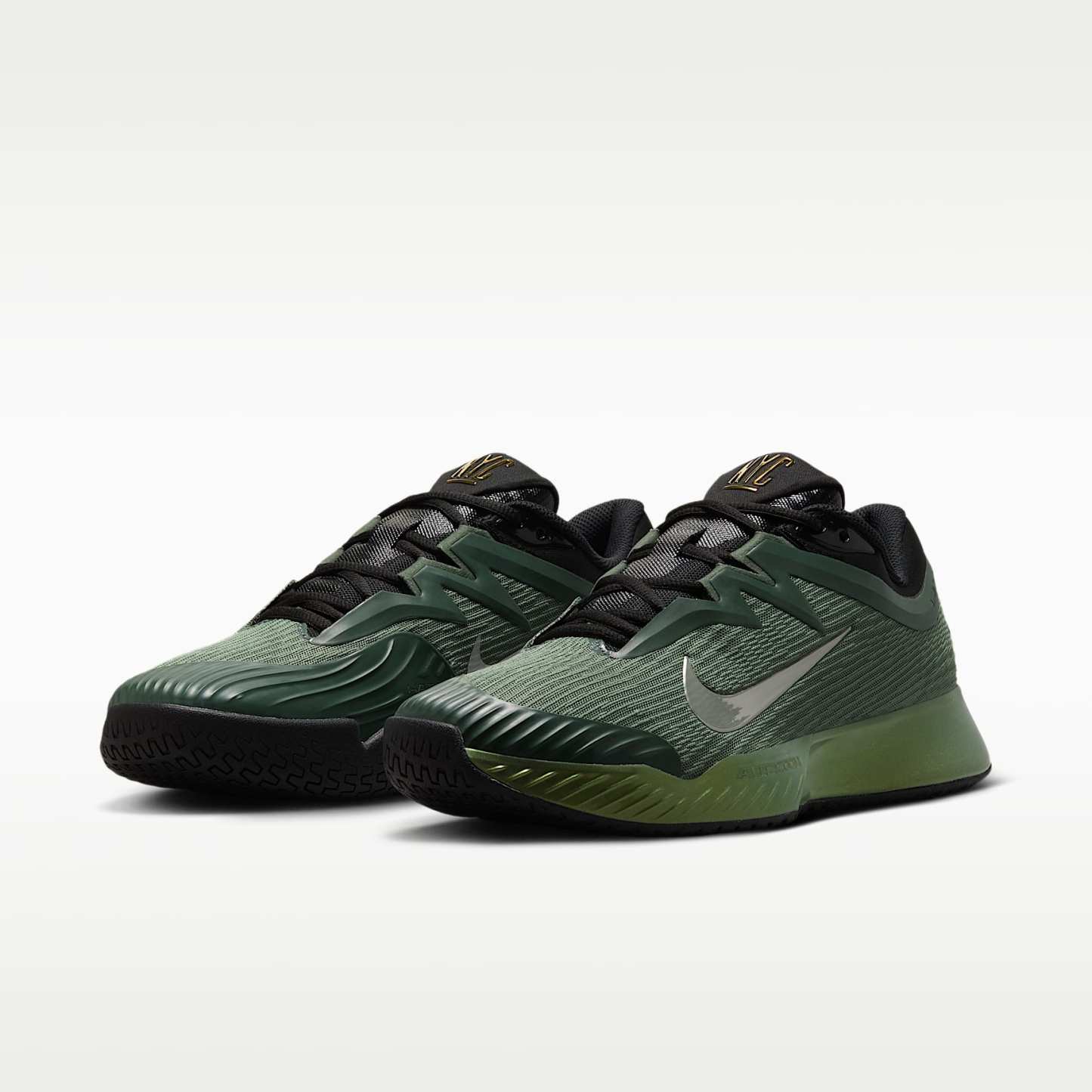 Nike Vapor Pro 3 PRM Tennisschuhe für den Hartplatz (Herren) – Camo Green/Pure Platinum/Schwarz/Metallic Gold