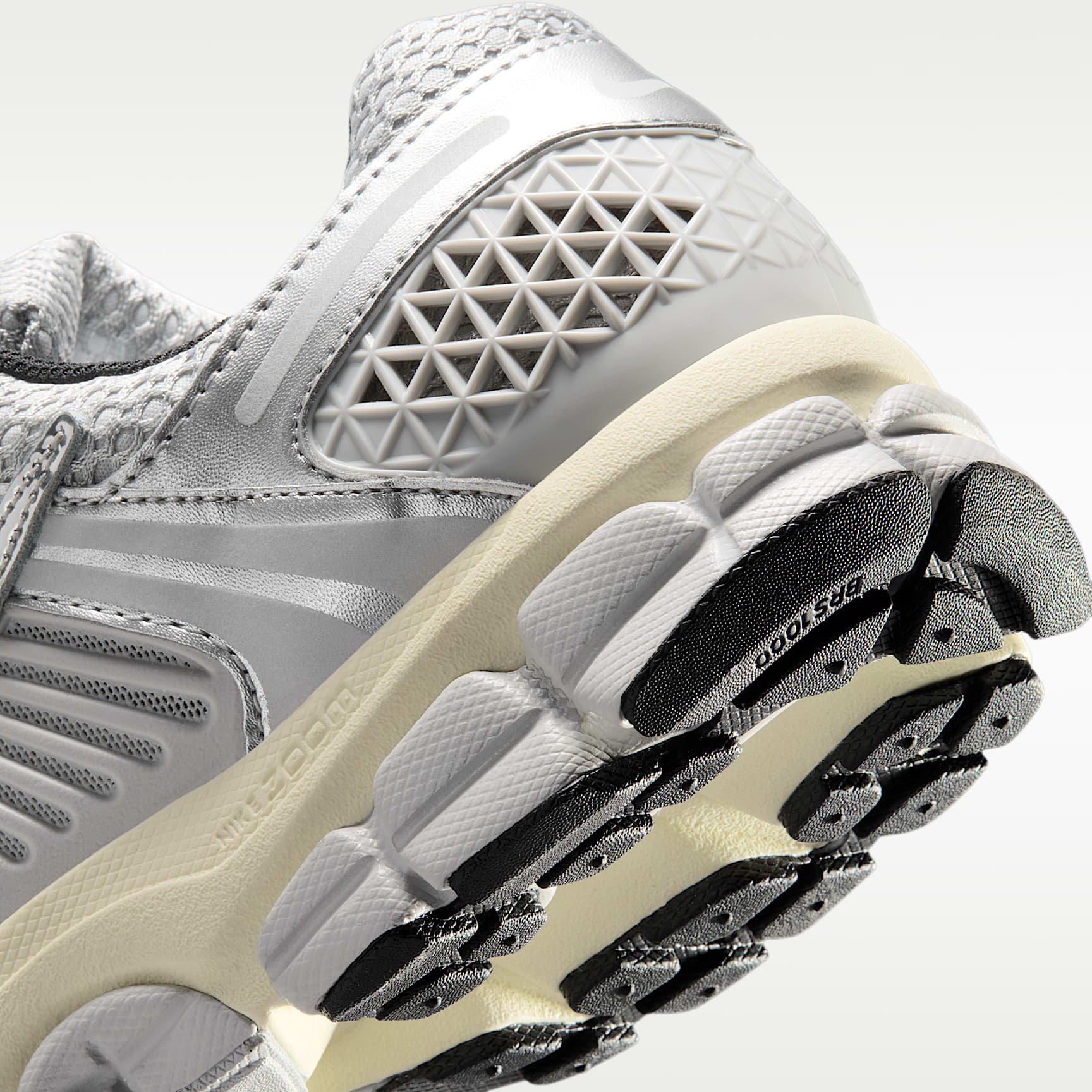 Nike Zoom Vomero 5 Schuh (Herren) – Grey Fog/Metallic Silver/Coconut Milk/Chrome