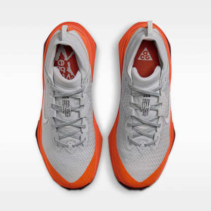 ACG Zegama Trail GORE-TEX wasserdichter Traillaufschuh (Damen) – Light Silver/Safety Orange/Schwarz/Summit White