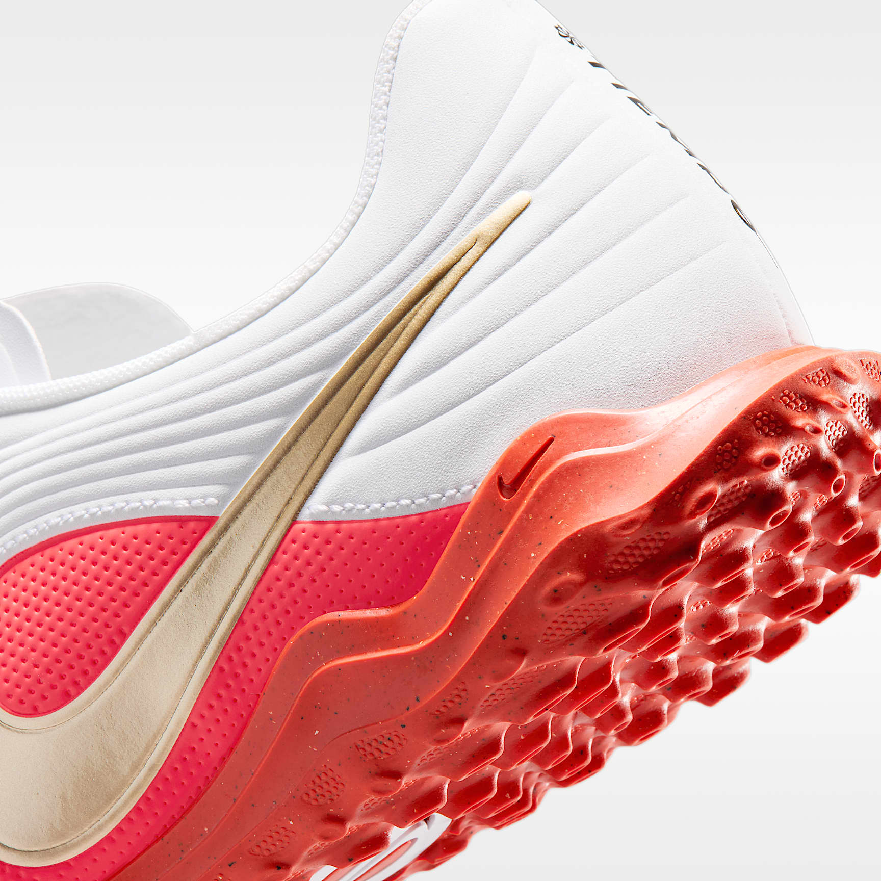 Nike Tiempo Maestro Club Low-Top-Fußballschuh für Turf – Weiß/Bright Crimson/Blur