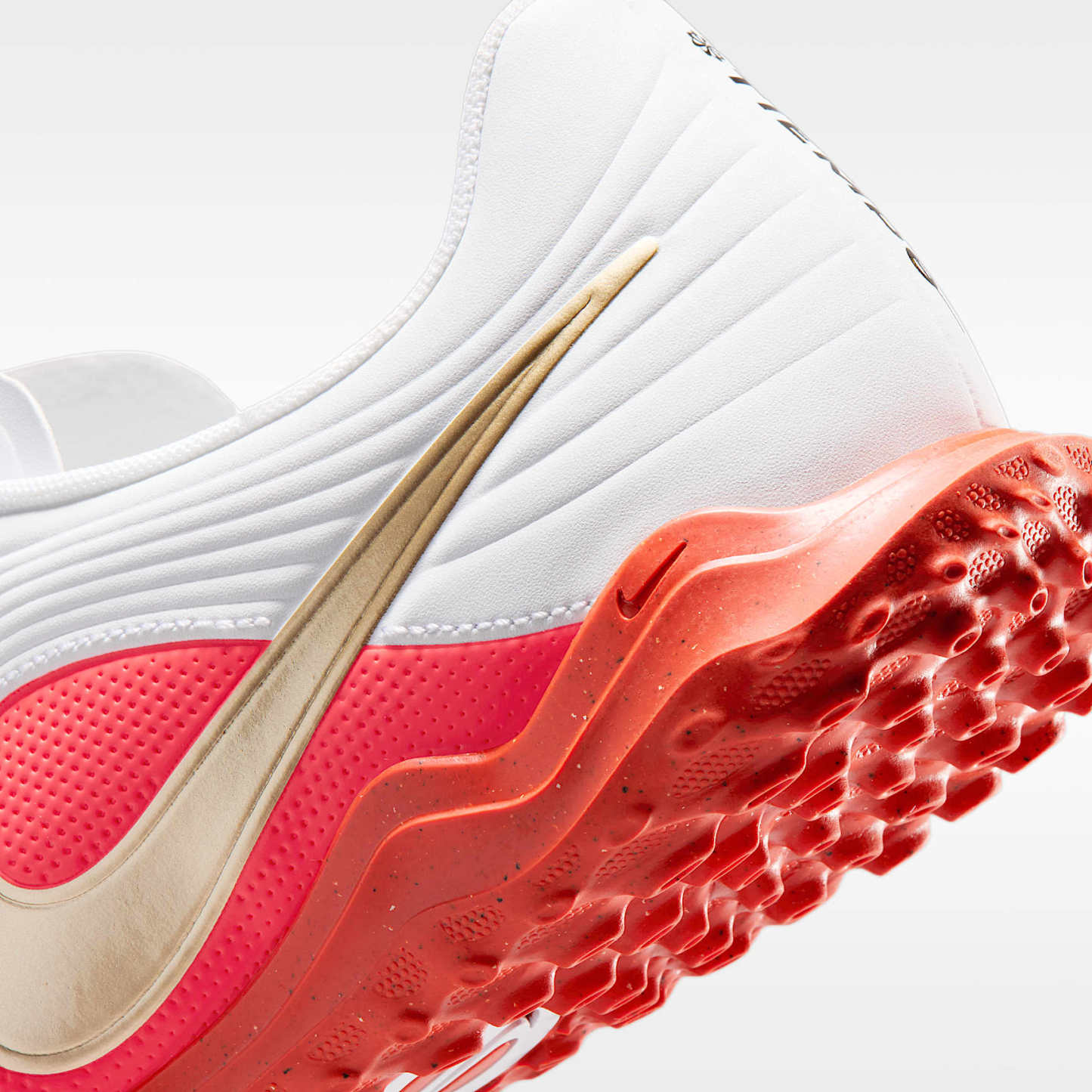Nike Tiempo Maestro Club Low-Top-Fußballschuh für Turf – Weiß/Bright Crimson/Blur