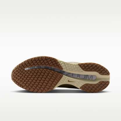 Nike Pegasus Premium Straßenlaufschuh (Herren) – Desert Khaki/Light Khaki/Filbert/Metallic Silver