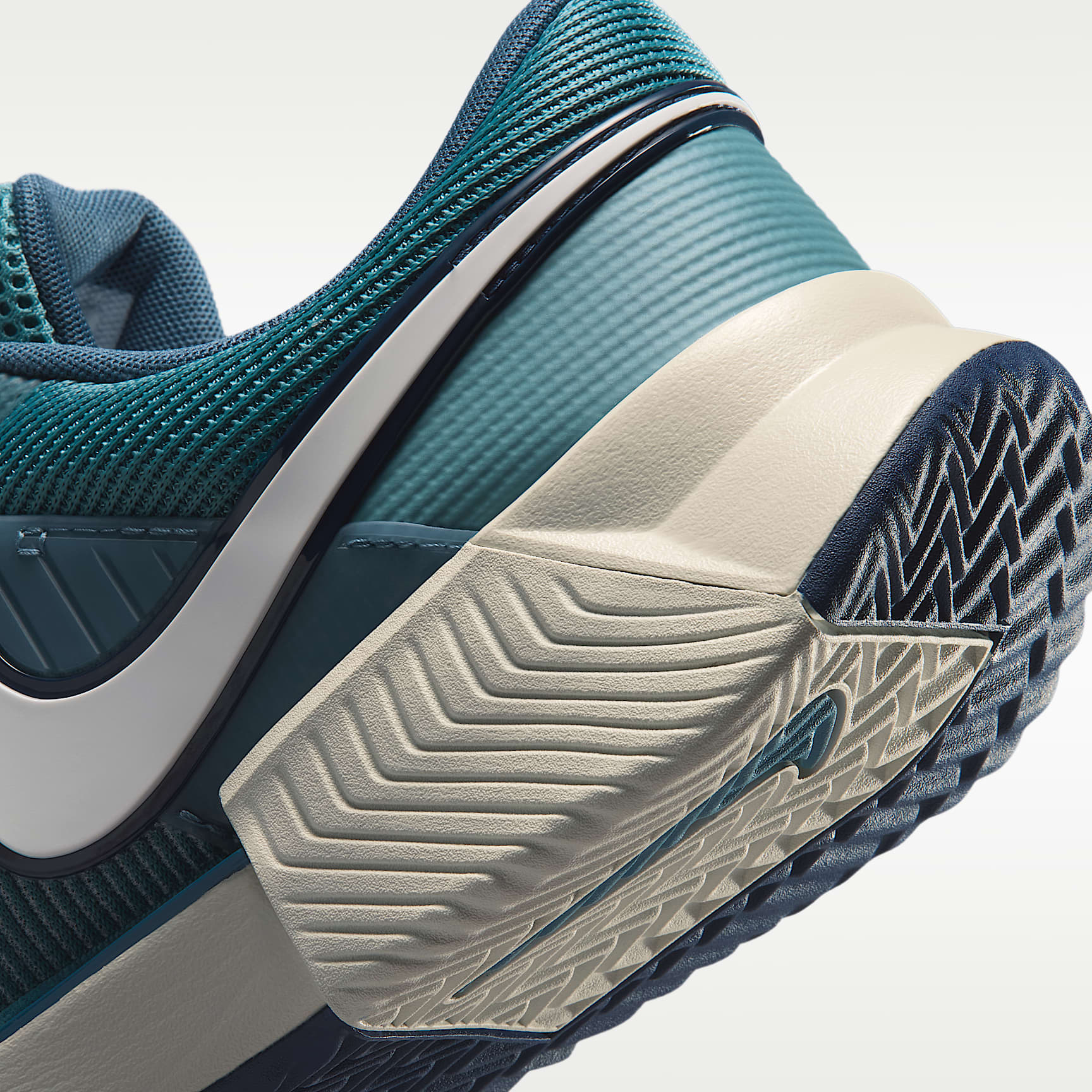 Nike GP Challenge 1.5 Tennisschuh für Sandplätze (Herren) – Smokey Blue/Light Bone/New Slate/Weiß